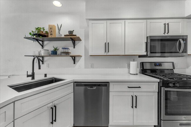 Building Photo - Modern 3-Bed Home in Green Valley – Beauti...