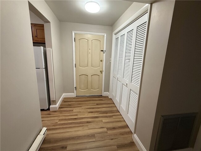 Building Photo - 825 10th Ave