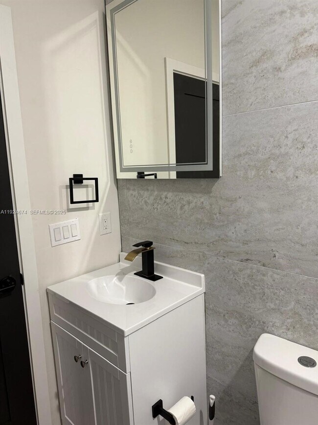 Building Photo - 710 Bedford Point Ave