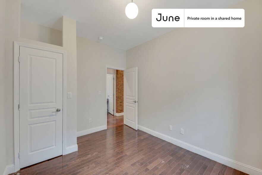 Building Photo - Room in Shared 4 bed/1 bath home