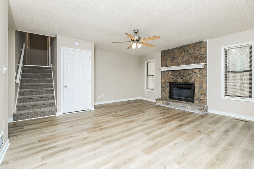 Building Photo - 4173 Woodcrest Dr