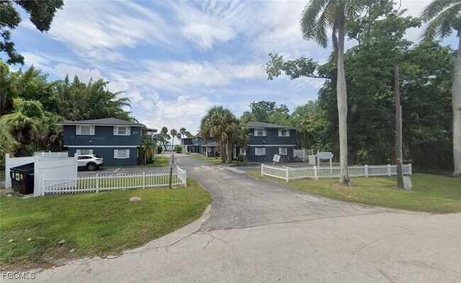 Building Photo - 3165 E Riverside Dr
