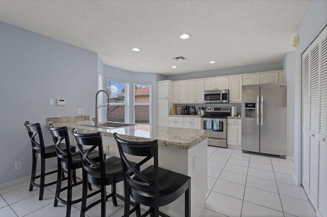 Building Photo - 1628 S Club Dr