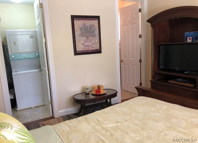 Building Photo - 334 W Pearson St