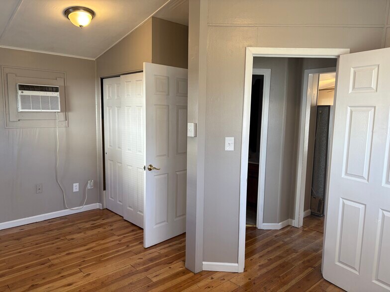 Building Photo - 2927 Godfrey St