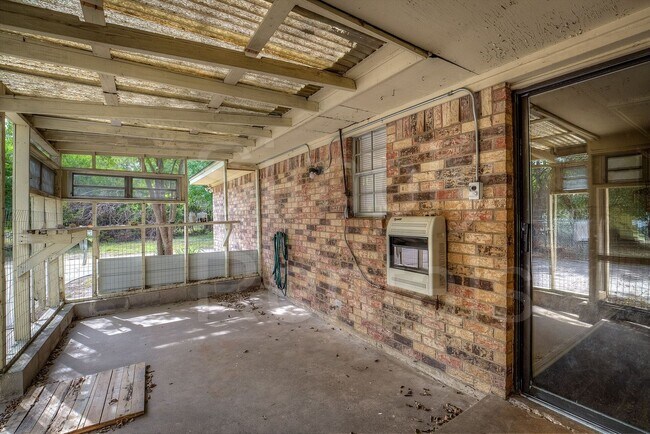 Building Photo - 6426 Chapman Dr