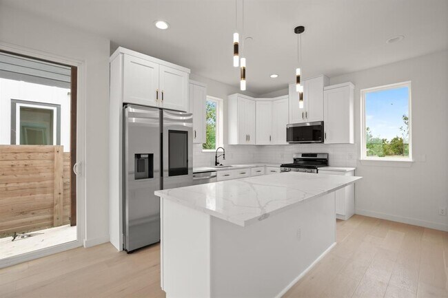 Building Photo - 5305 Ledesma Rd