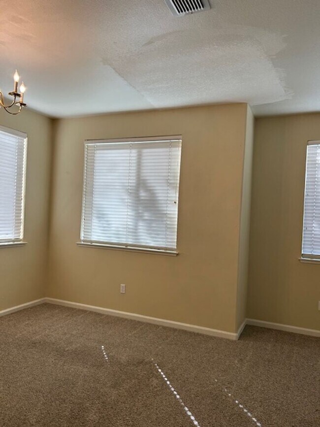 Building Photo - Spacious 4 bedroom, 2.5 Bathroom Available...