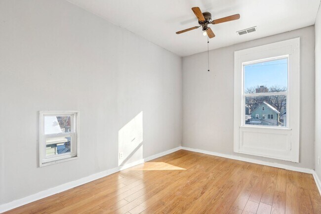 Building Photo - 2 bed 1 bath apartment newly remodeled, lo...
