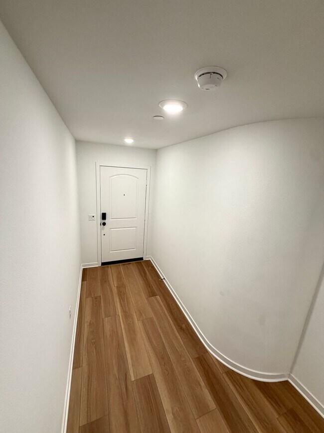 Building Photo - Brand-New Luxury Townhome for Lease in Claremont