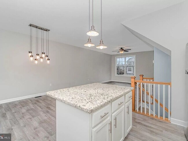 Building Photo - 3 Bedroom Townhome in Hanover