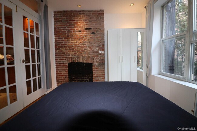 Building Photo - 528 W 46th St