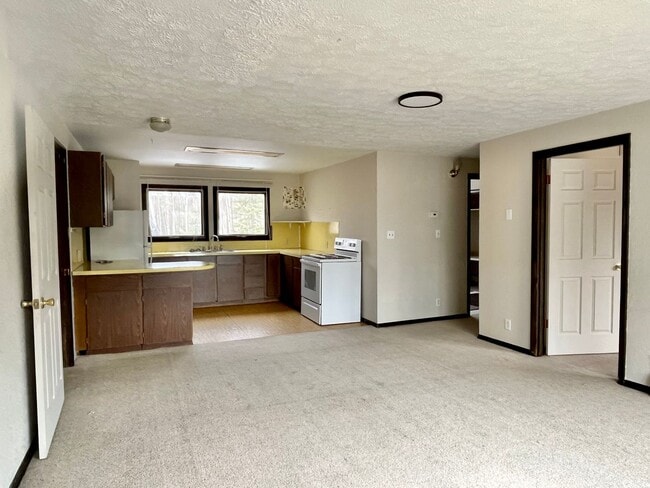 Building Photo - Pet friendly 2 bedroom, utilities included