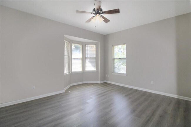 Building Photo - 204 Ivy Green Ln SE