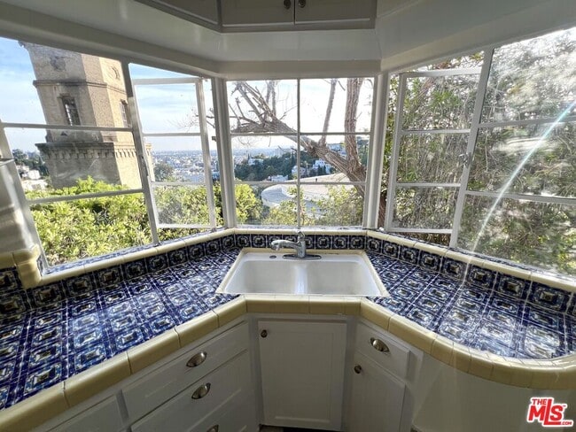 Building Photo - 2185 BROADVIEW Ter