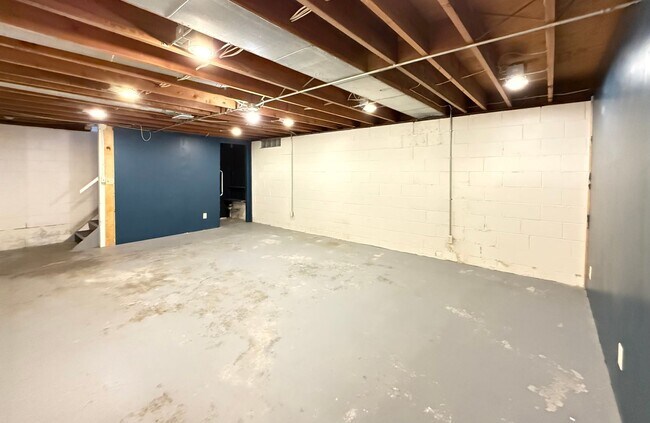 Building Photo - Spacious 4 Bedroom Home + Garage, Fenced Backyard & Bonus Lower Level