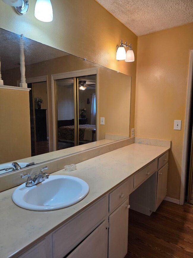 Building Photo - 2217 Colonial Ct