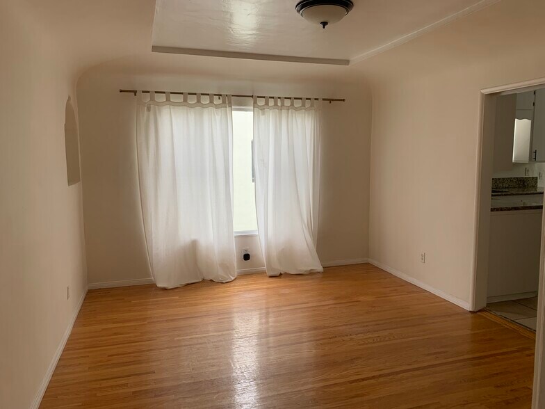 Building Photo - 1117 S Hayworth Ave