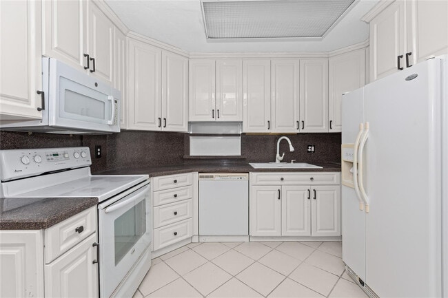 Building Photo - 5051 Pine Dr