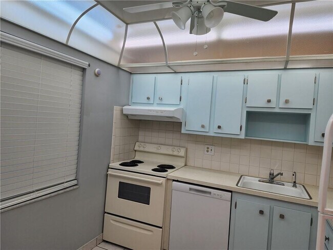 Building Photo - 1005 Country Club Dr