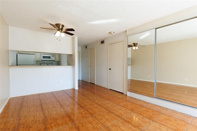 Building Photo - 2818 S Bartell Dr