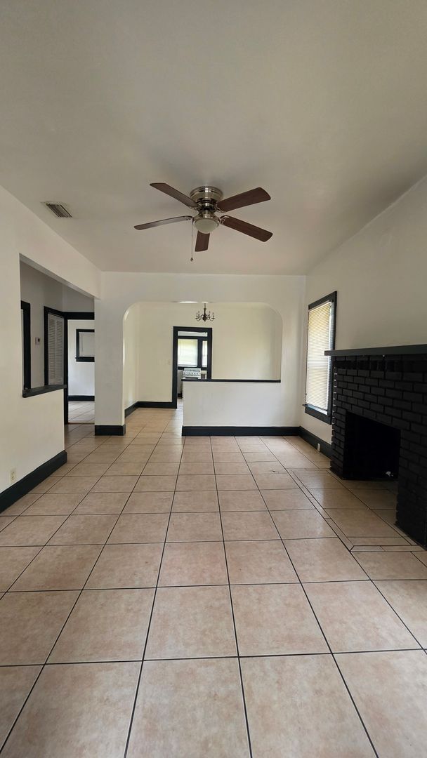 Building Photo - 2 Bedroom 1 Bath Cottage