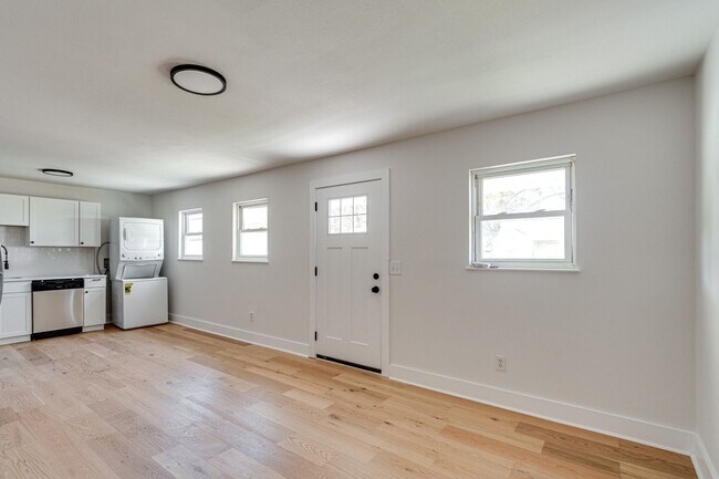 Building Photo - FULLY RENOVATED duplex in East Ridge!