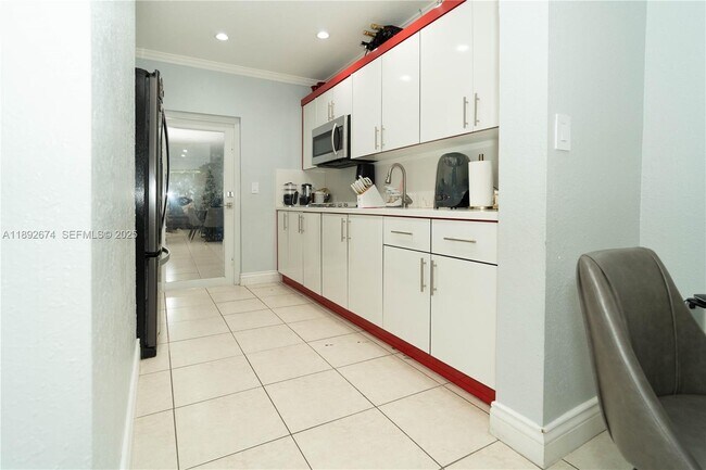 Building Photo - 298 E 3rd St