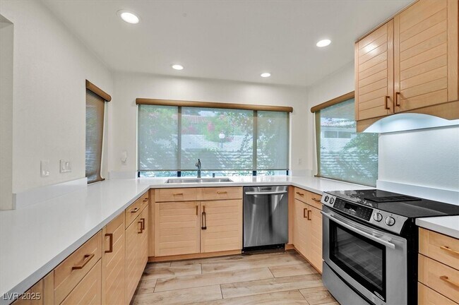 Building Photo - 3328 Plaza Del Paz