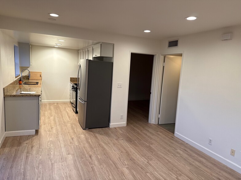 Kitchen - 10330 Riverside Dr