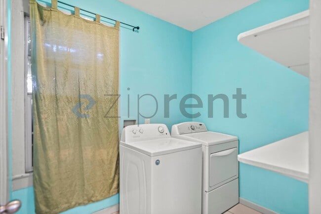 Building Photo - Unit 1