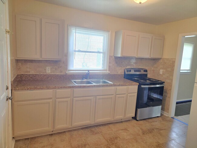 Building Photo - 104 Twin Oaks Dr