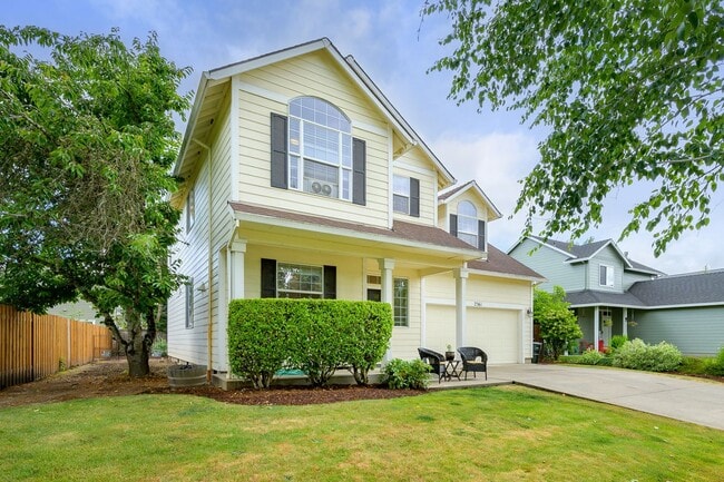 Building Photo - Large 3 Bed, 2.5 Bath Home in McMinnville-...
