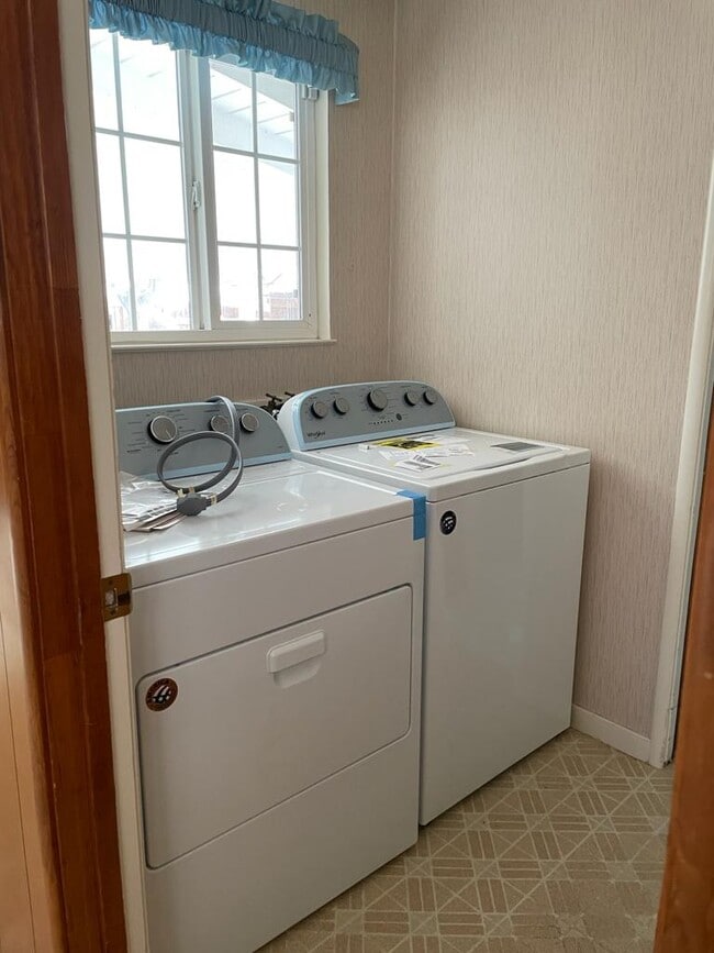 Building Photo - 130 E Emerson Ave