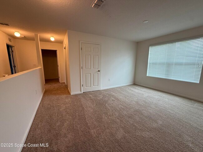 Building Photo - 137 Sutherland Dr SW