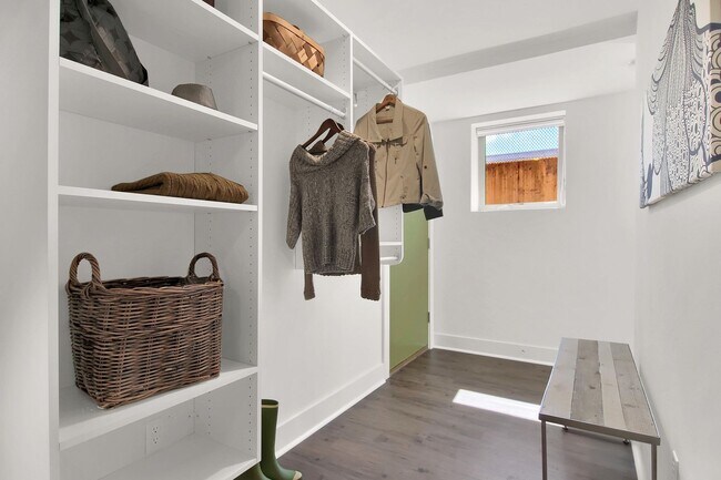 Building Photo - Slick Southampton Studio