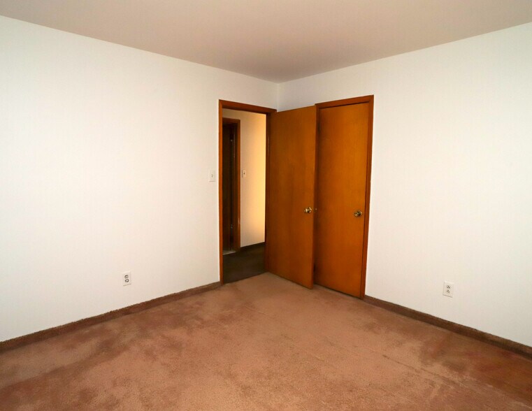 Building Photo - 15 Bleecker St