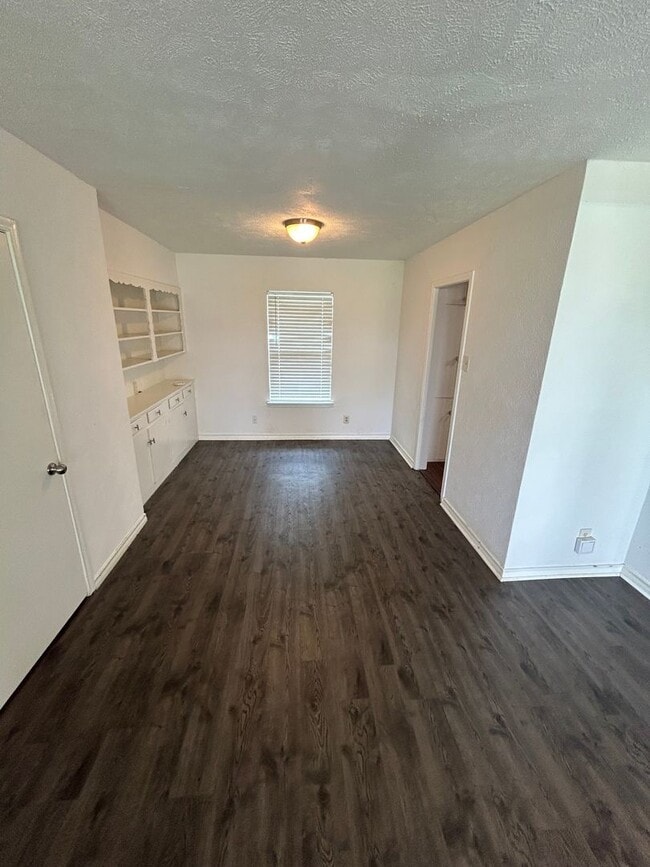 Building Photo - Fabulously maintained 1 bedroom with beautiful surrounding