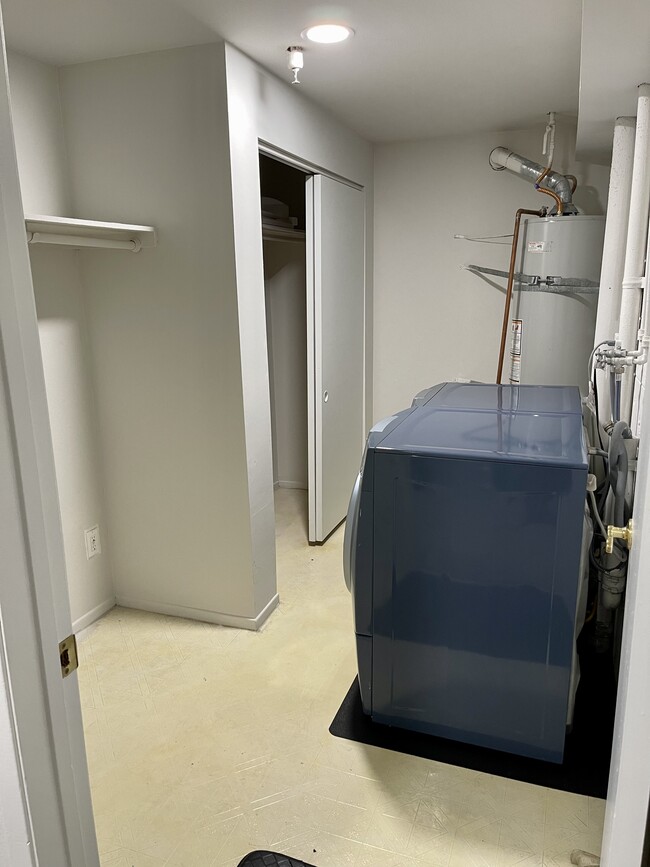 Large laundry room with lots of storage - 7223 Lotus Ave