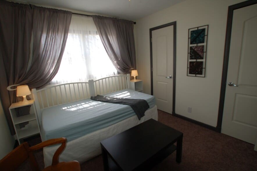 Guest room - 14711 N River Beach Dr