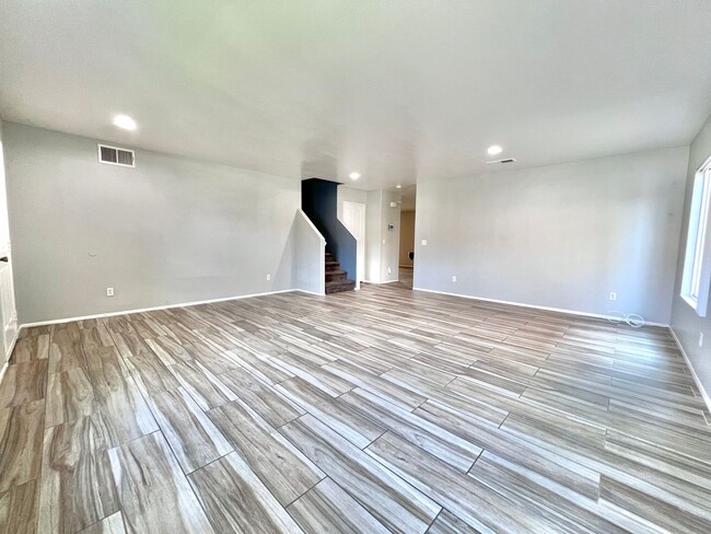 Building Photo - Spacious 4 Bed, 3 Bath Two-Story Home with...