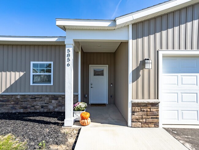 Building Photo - 5859 Zinfandel Ave