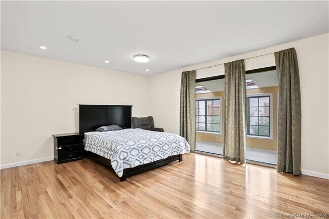 Building Photo - 237 Strawberry Hill Ave