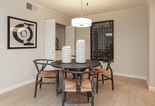 Building Photo - Beautiful and very Spacious 1BR 1BA Condo in Mountain View
