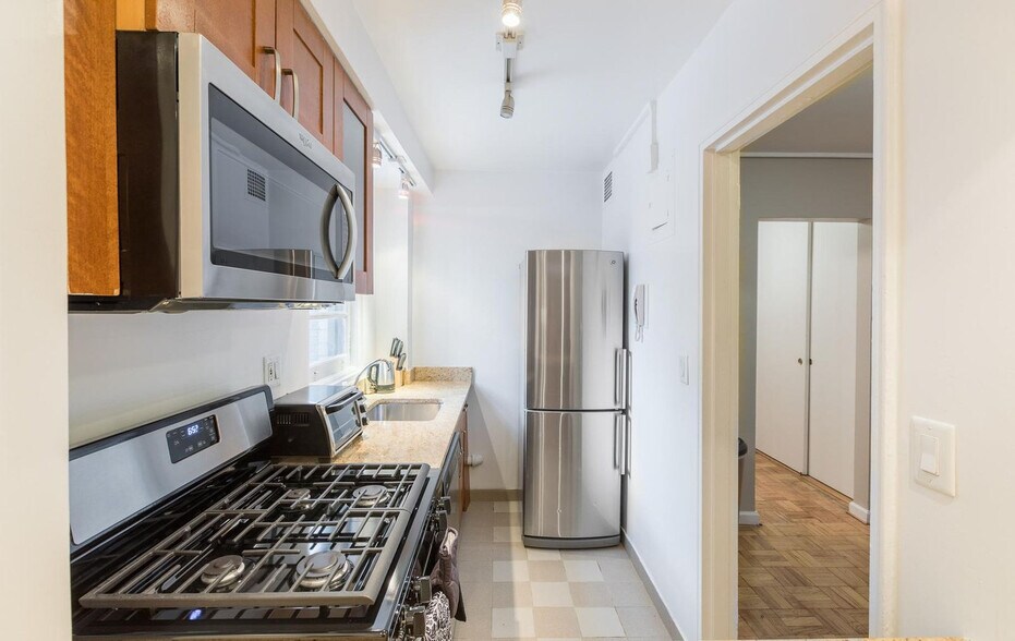 Building Photo - 240 E 81st St