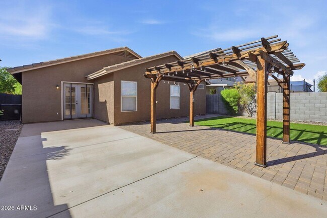 Building Photo - 45542 W Guilder Ave