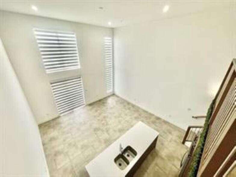 Building Photo - 3455 NE 5th Ave