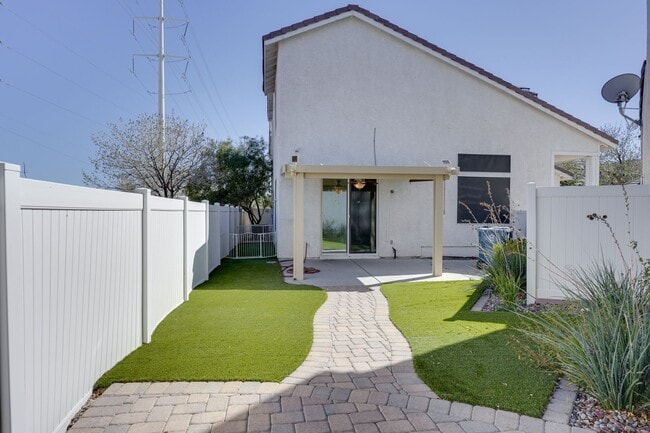 Building Photo - Upgraded Home in Lamplight Gated Community with Pool!