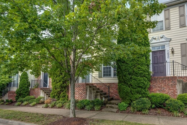 Building Photo - Beautiful Lenox Village Townhome!
