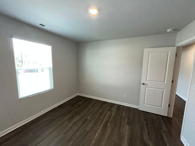 Building Photo - 503 Sandy Holw Dr